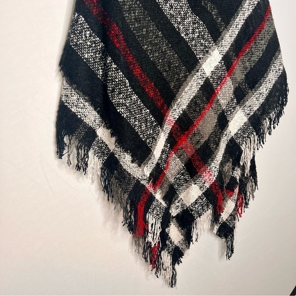 Plaid Fringed 2-Button Batwing Cape Poncho Cardigan. One Size. - Picture 8 of 11